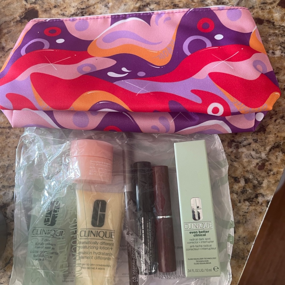 8 piece Clinique set